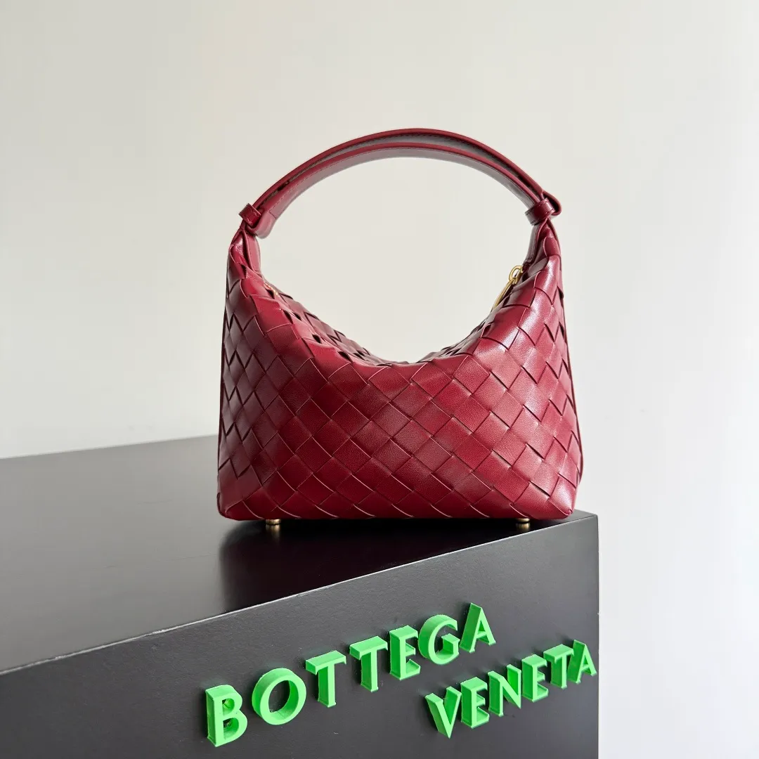 Batch 1360 It is predicted that BV Bottega’s lunch bag will be popular again this year. The entire bag is made of top nappa lambskin, which is very soft and lightweight. It also uses the intrecciato weaving process that the two founders spent several months developing from the beginning of the brand. It is completely hand-woven by Italian craftsmen. It perfectly reflects the craftsmanship of Bottega. The entire bag shape is also a very practical and popular lunch box bag type. The slightly curved arc of the bag mouth can also better fit our wrists. Style number: 754443 Size: 22*13*9cm